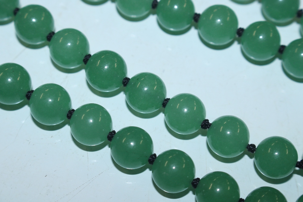 A string of green coloured jade type beads - Bild 2 aus 2