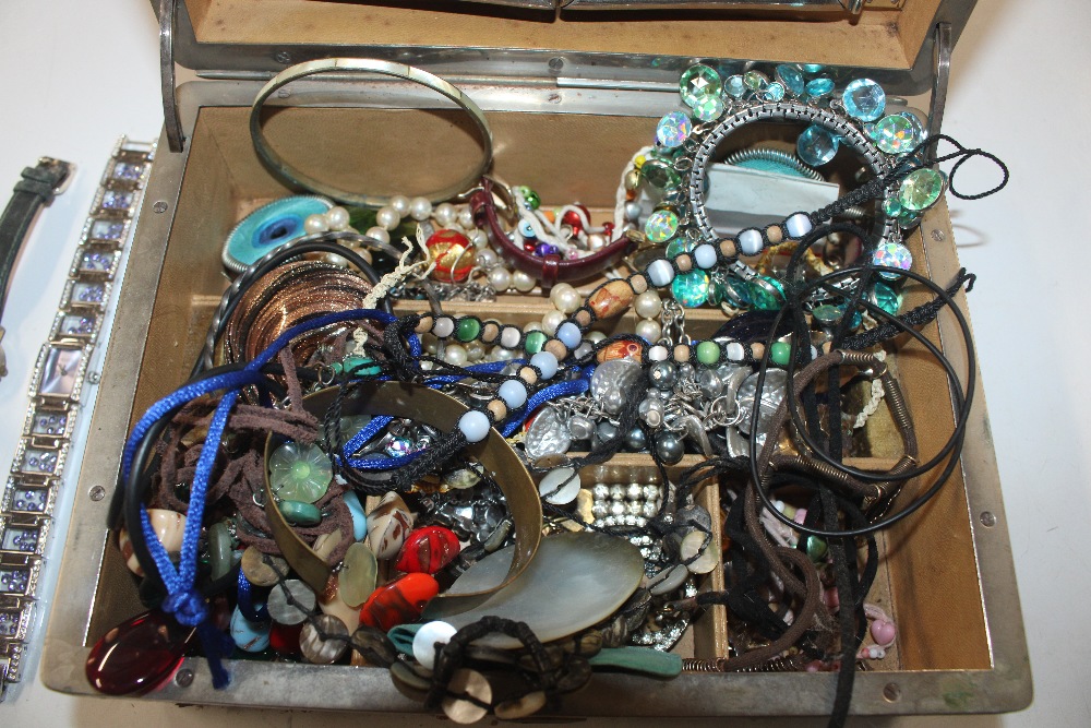 A box containing various costume jewellery - Bild 2 aus 16