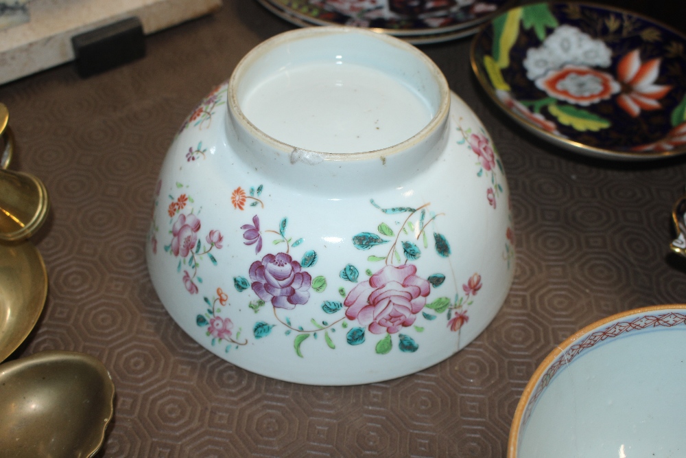 A 19th Century Chinese famille rose decorated pedestal bowl, and a smaller similar - Bild 4 aus 9