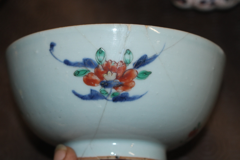 A 19th Century Chinese famille rose decorated pedestal bowl, and a smaller similar - Bild 7 aus 9
