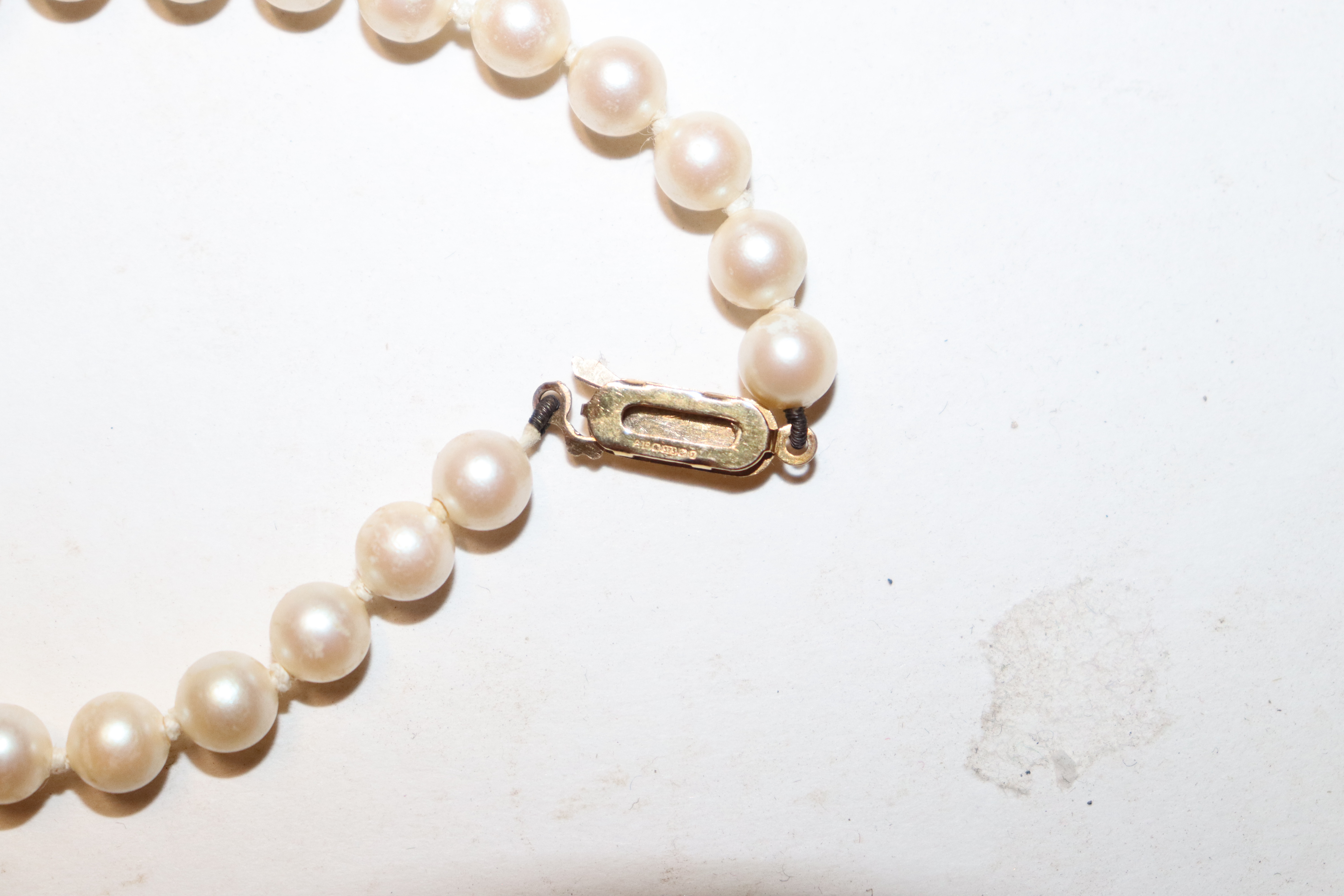 A boxed Lotus pearl necklace with 9ct gold clasp - Bild 3 aus 3