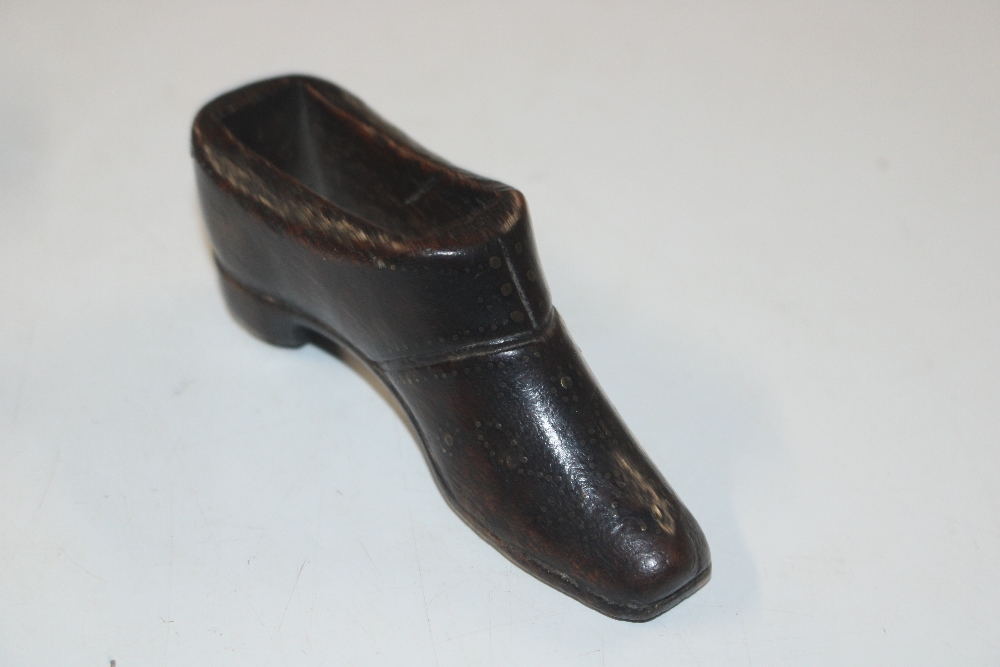 A Georgian treen snuff shoe, no lid, with pique - Bild 2 aus 7
