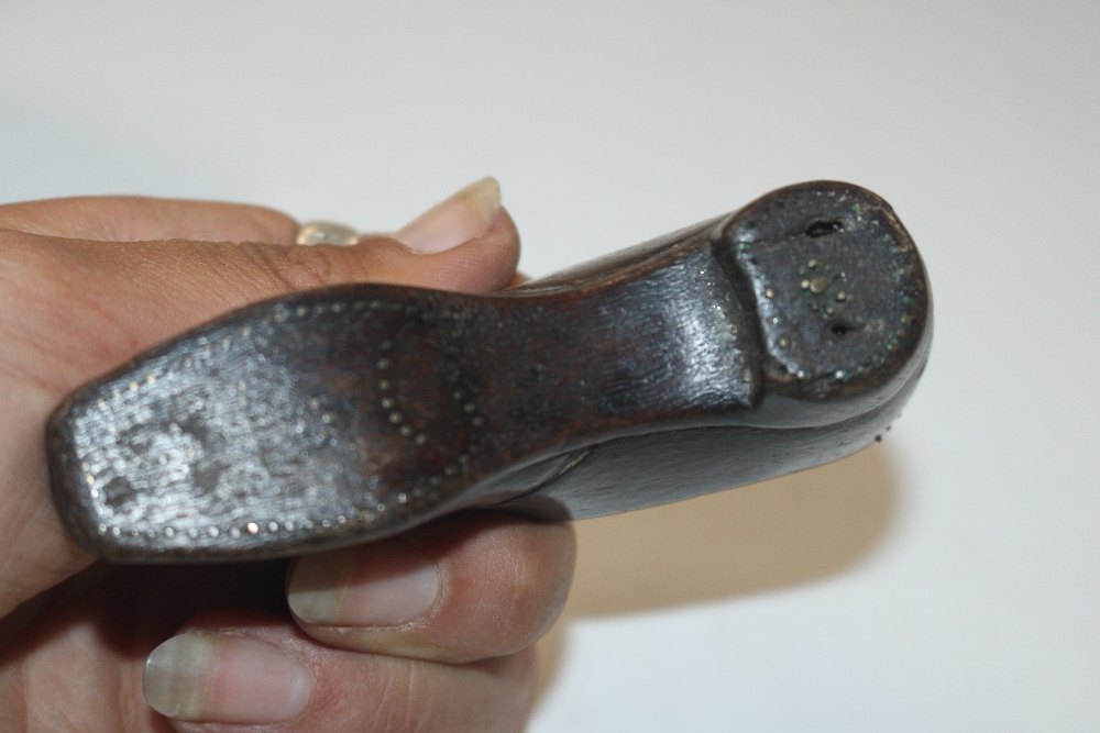 A Georgian treen snuff shoe, no lid, with pique - Bild 4 aus 7