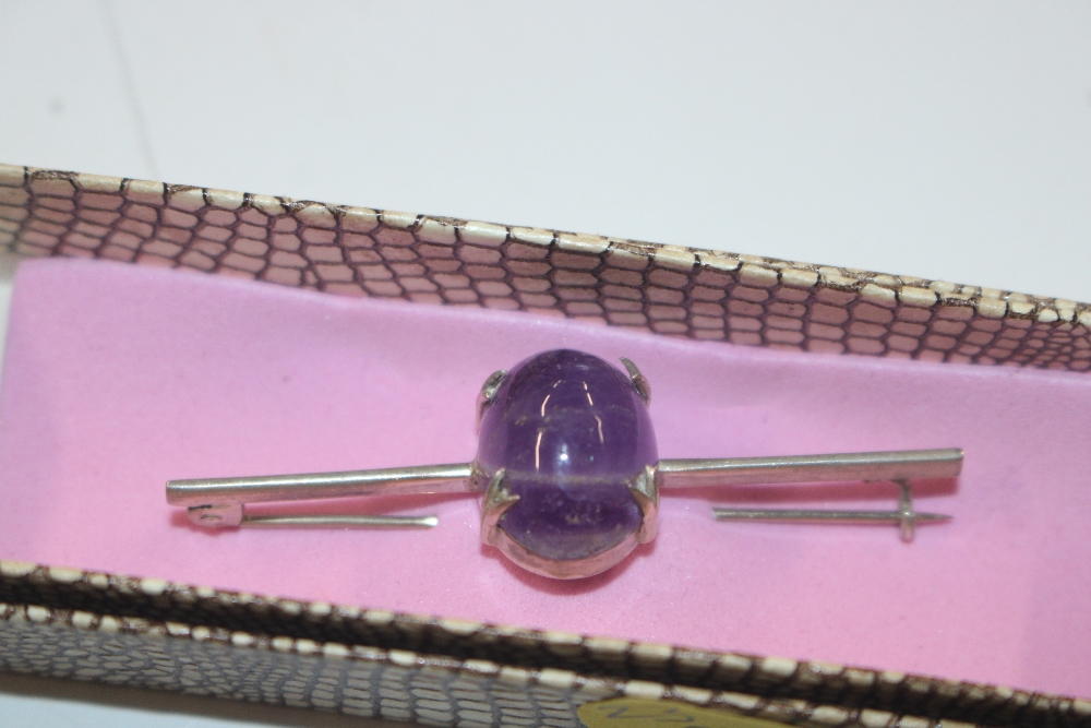 A silver banded amethyst brooch - Bild 2 aus 2