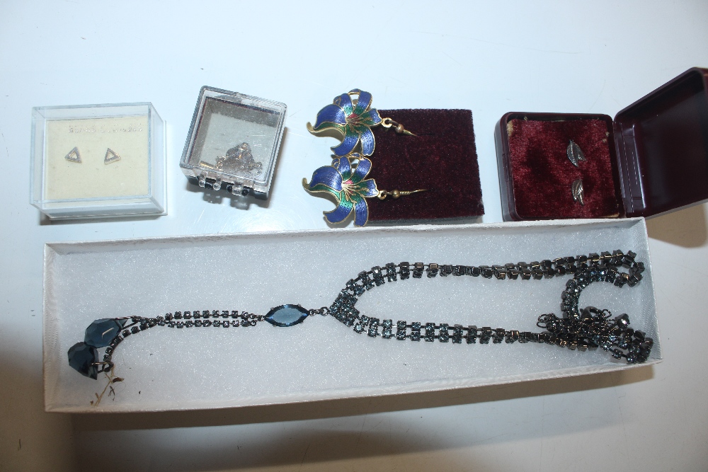 A box of various costume jewellery to include 9ct - Bild 3 aus 12
