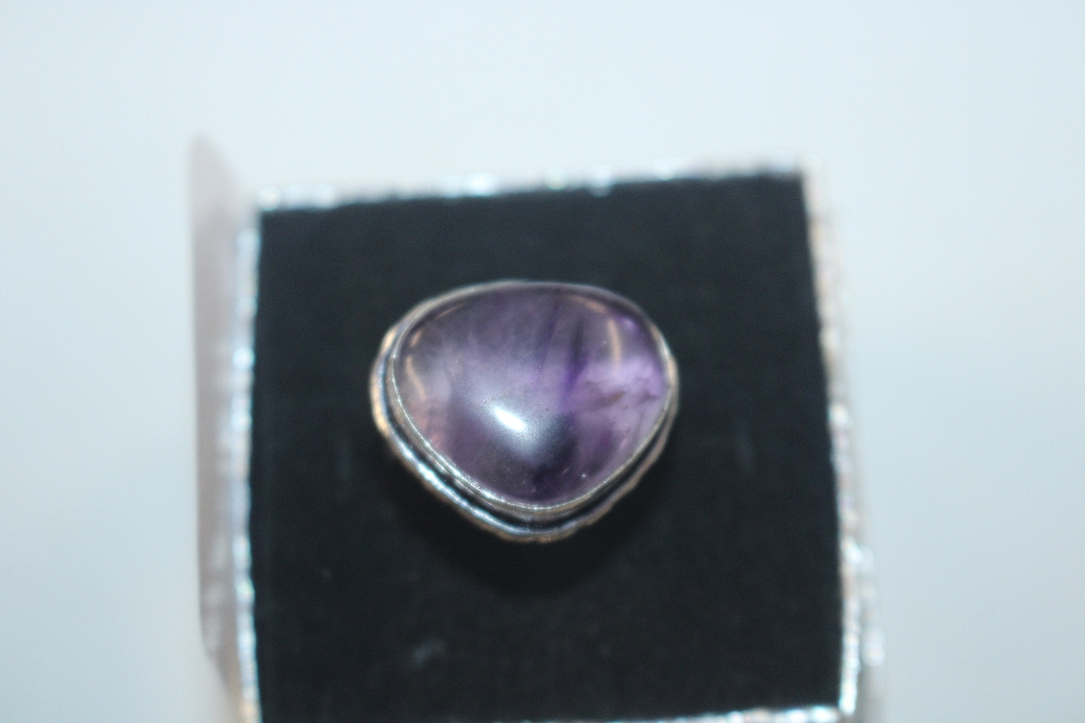 A white metal ring set with amethyst coloured ston - Bild 2 aus 2