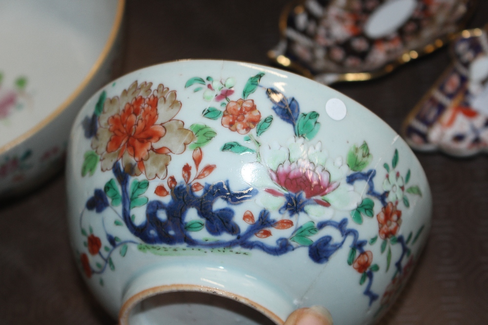 A 19th Century Chinese famille rose decorated pedestal bowl, and a smaller similar - Bild 8 aus 9