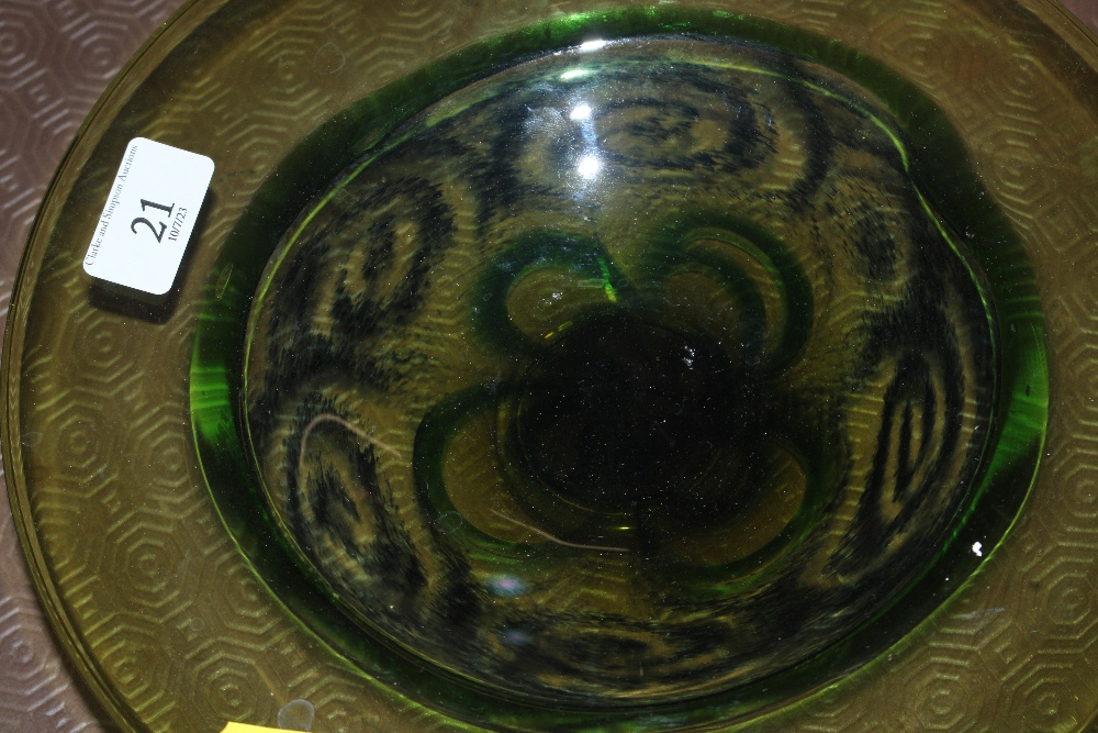 A Tom Petit Art Glass green tinted shallow dish - Bild 2 aus 5