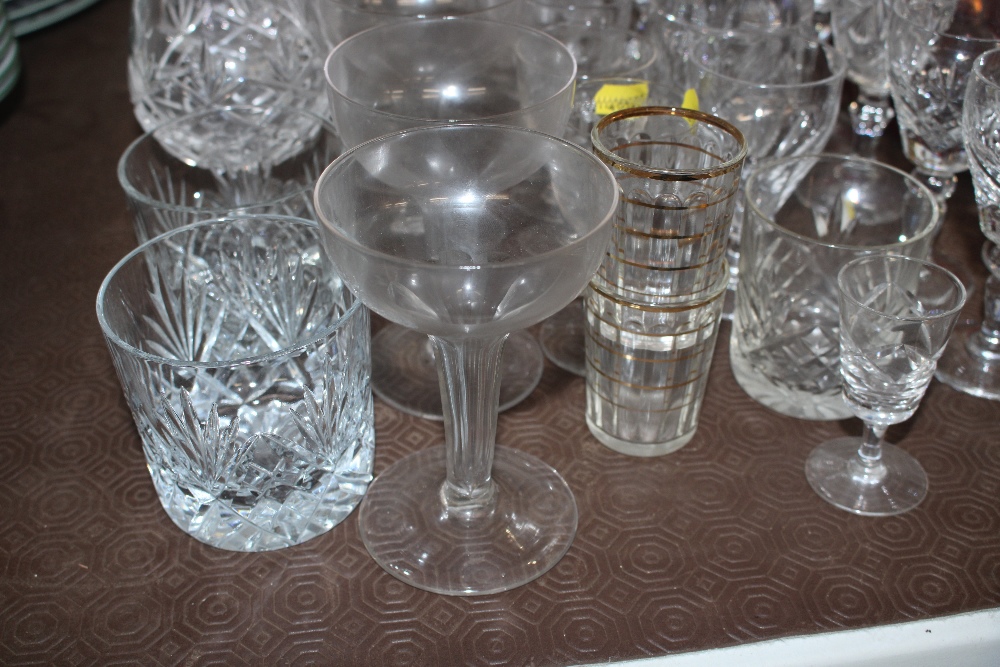 A quantity of various table glassware including de - Bild 2 aus 6