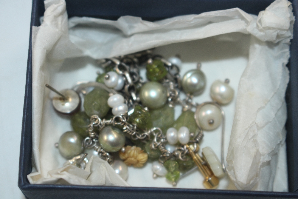 A box containing various costume jewellery - Bild 5 aus 16