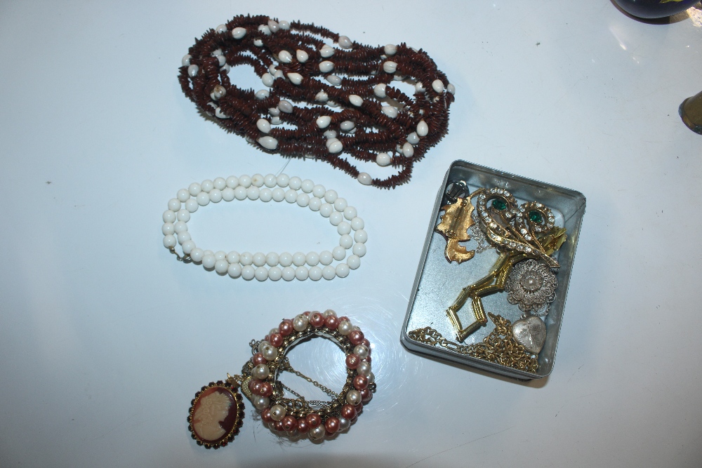 A box containing various costume jewellery, carved - Bild 5 aus 13
