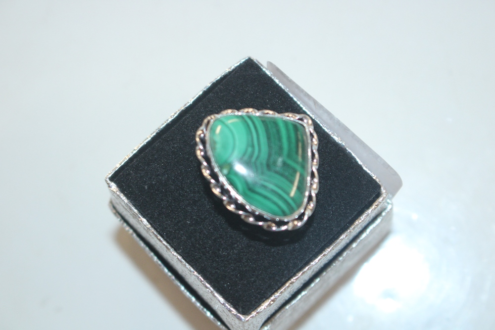 A white metal ring set with malachite - Bild 2 aus 2