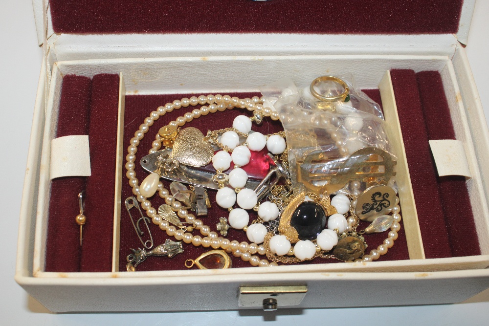 A box of various costume jewellery to include 9ct - Bild 2 aus 20