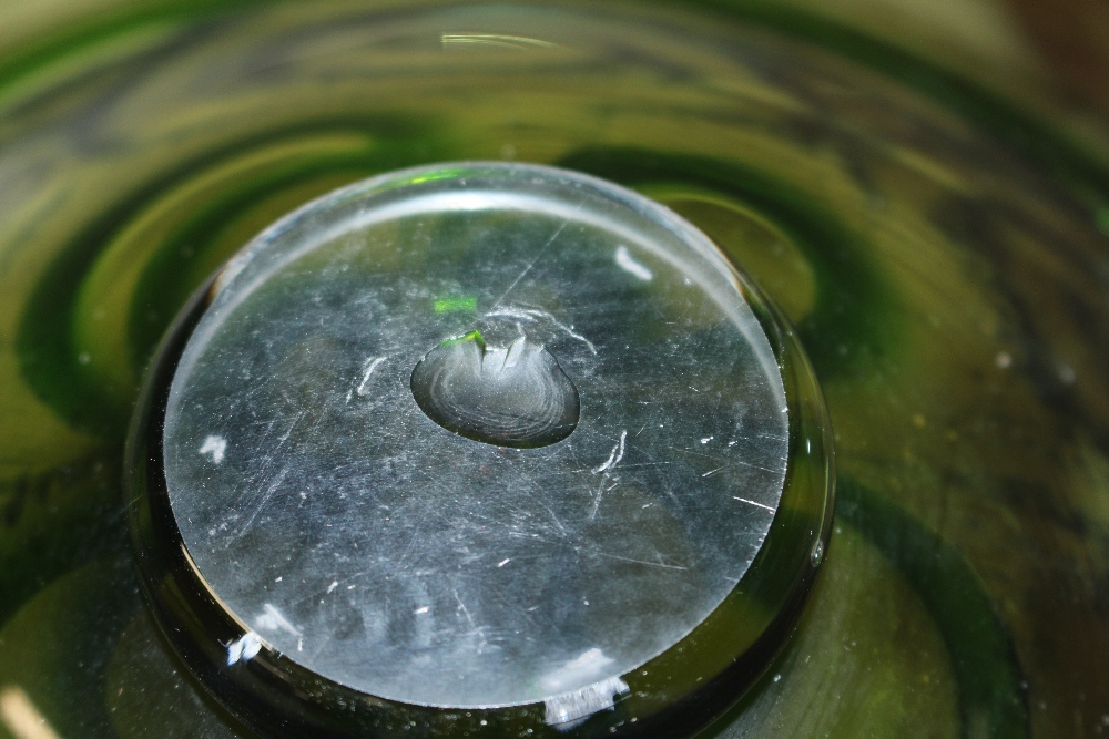 A Tom Petit Art Glass green tinted shallow dish - Bild 4 aus 5