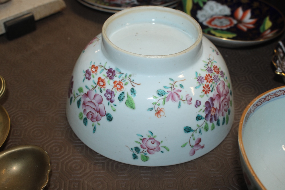 A 19th Century Chinese famille rose decorated pedestal bowl, and a smaller similar - Bild 3 aus 9