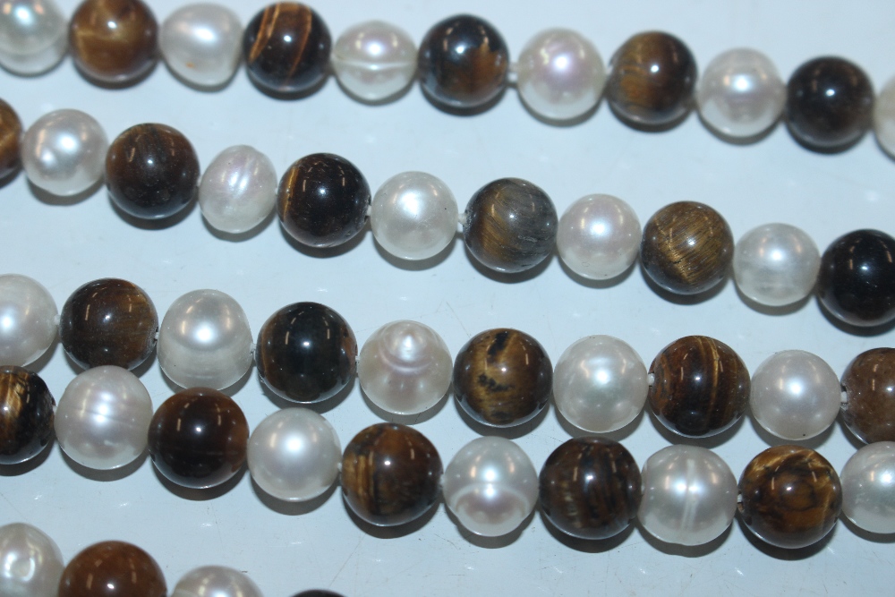 A string of tigers eye and pearl type beads - Bild 3 aus 3