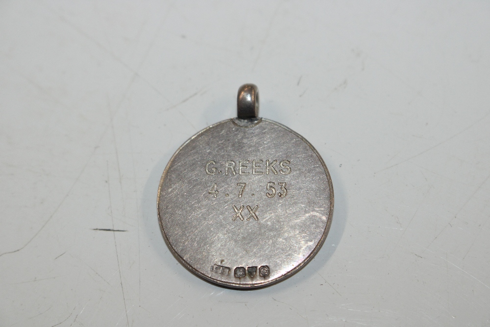 A silver Poetry Society pendant engraved to back; - Bild 4 aus 9