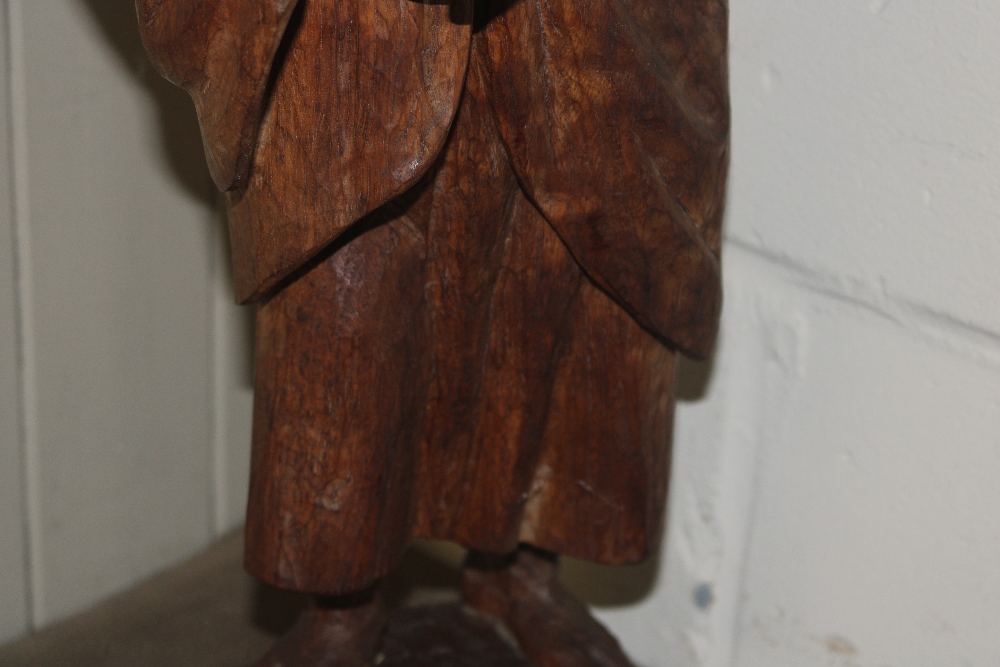 A carved oak continental sculpture of a large bear - Bild 4 aus 7