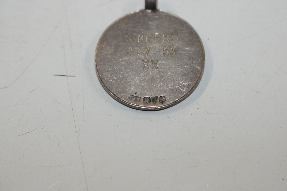 A silver Poetry Society pendant engraved to back; - Bild 5 aus 9