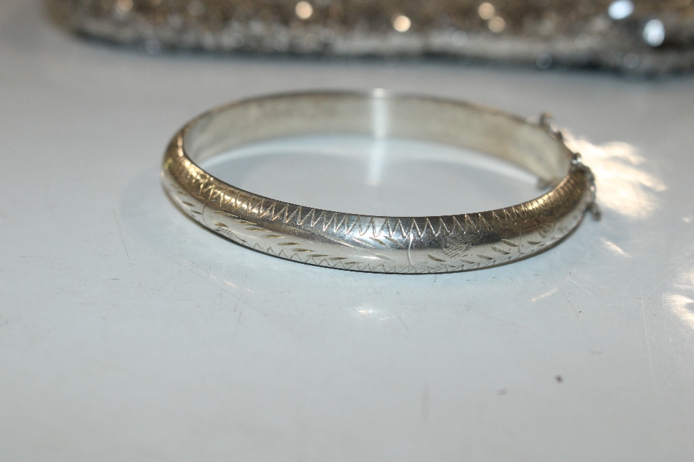 A Sterling silver bangle and purse - Bild 2 aus 4