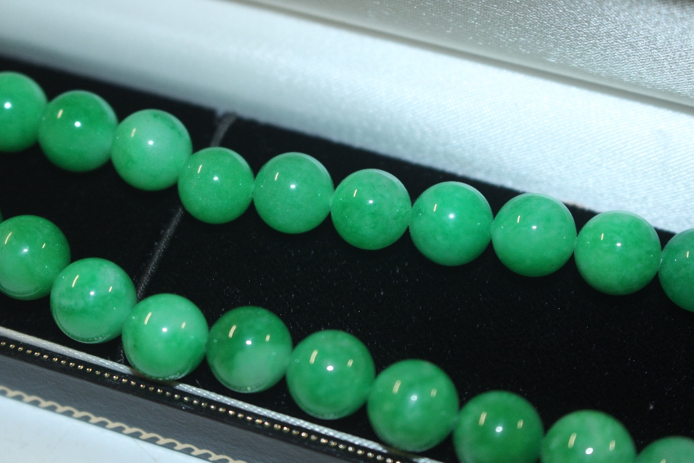 A boxed jade type bead necklace - Bild 2 aus 2