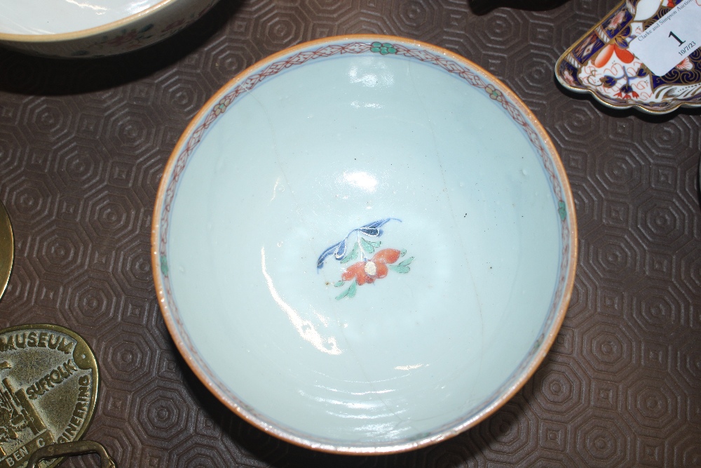 A 19th Century Chinese famille rose decorated pedestal bowl, and a smaller similar - Bild 6 aus 9