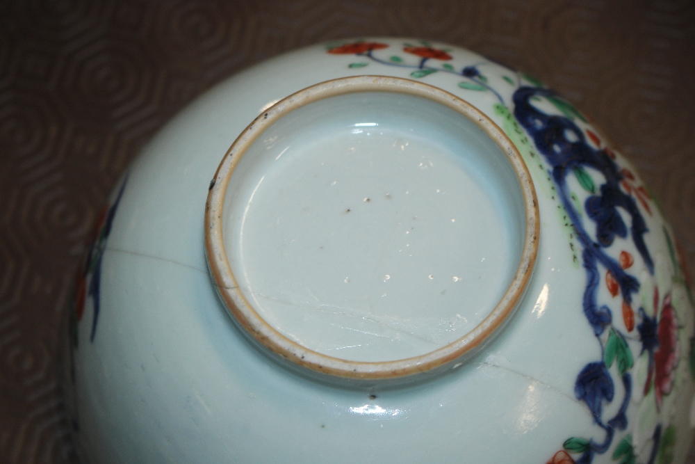 A 19th Century Chinese famille rose decorated pedestal bowl, and a smaller similar - Bild 9 aus 9