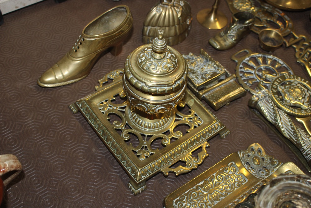 A collection of various brassware to include inkwe - Bild 6 aus 8