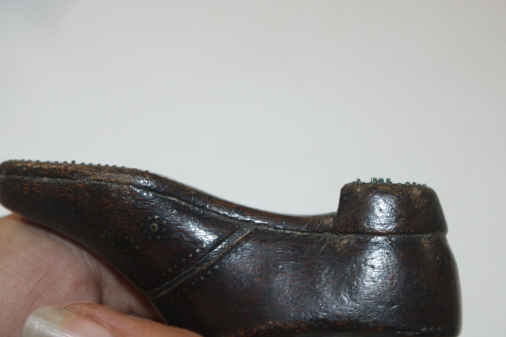 A Georgian treen snuff shoe, no lid, with pique - Bild 5 aus 7