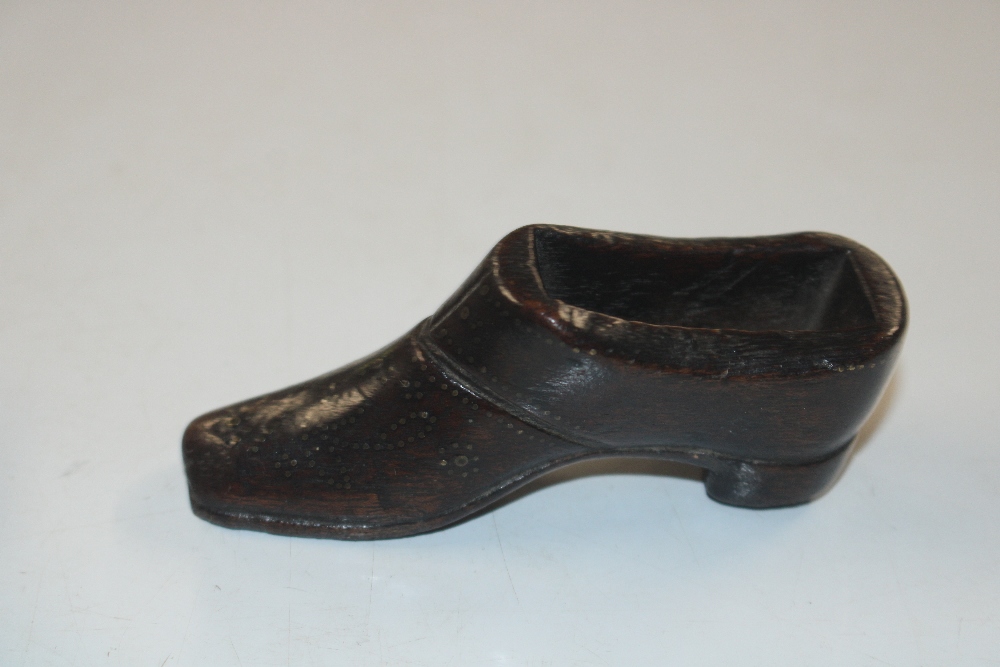 A Georgian treen snuff shoe, no lid, with pique - Bild 3 aus 7