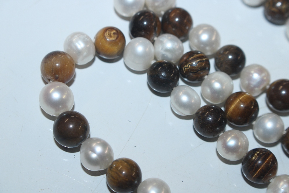 A string of tigers eye and pearl type beads - Bild 2 aus 3