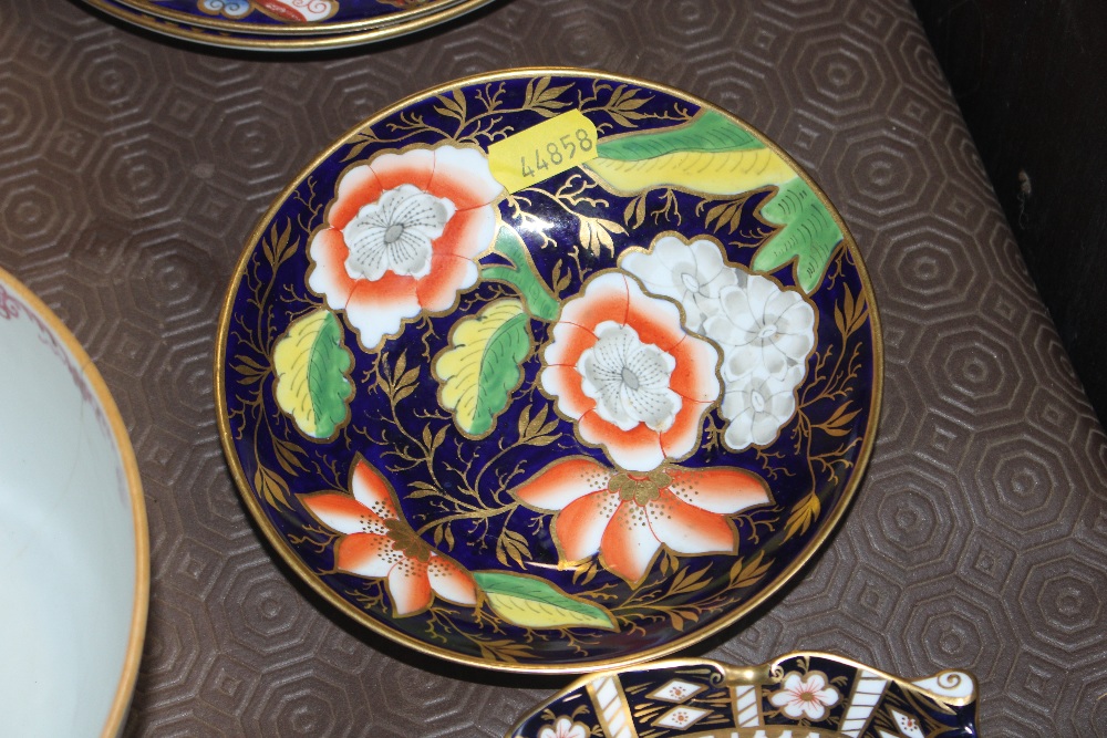 A collection of Derby and Royal Crown Derby plates and dishes - Bild 2 aus 9