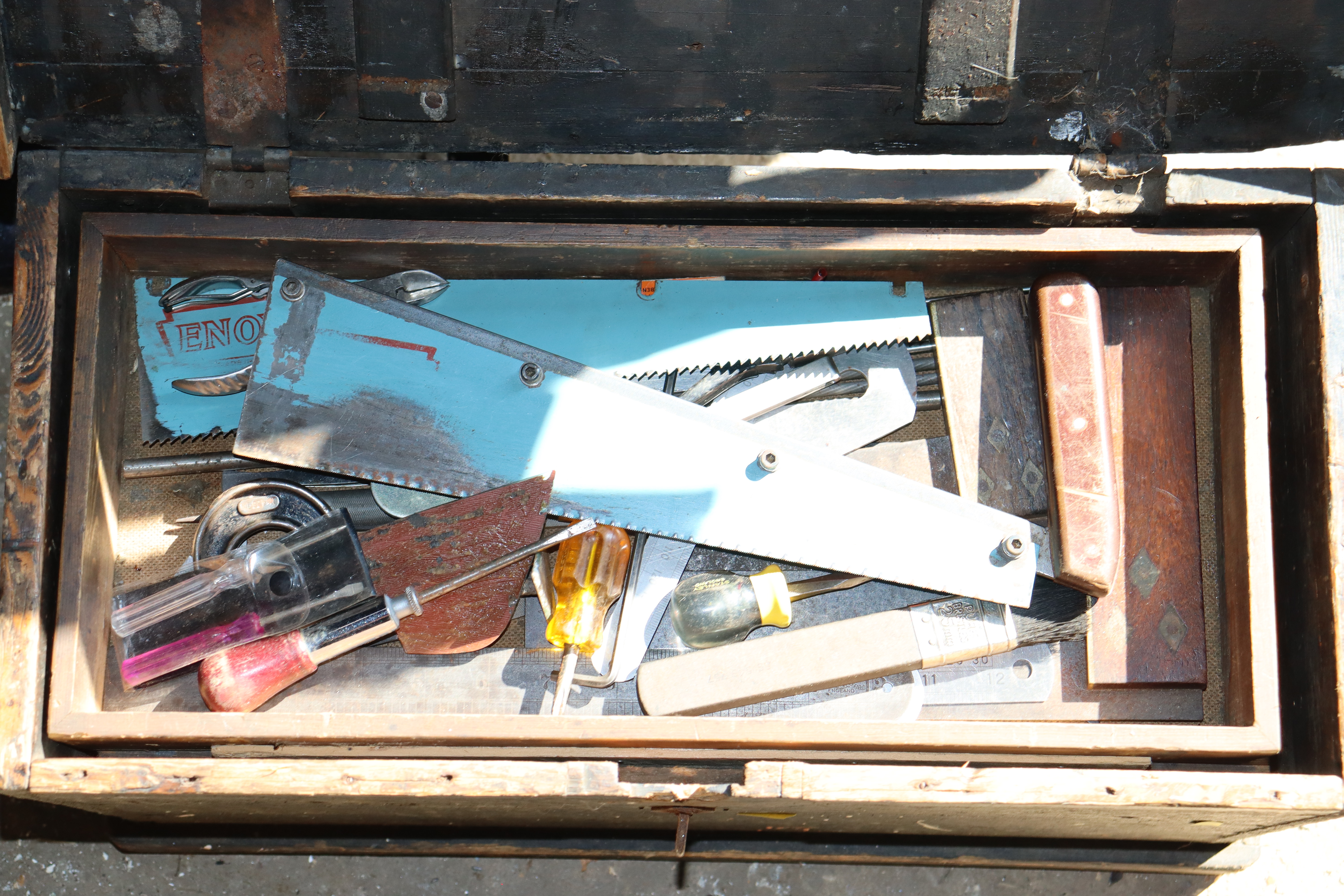 A wooden carpenters chest and quantity of tools - Bild 2 aus 2