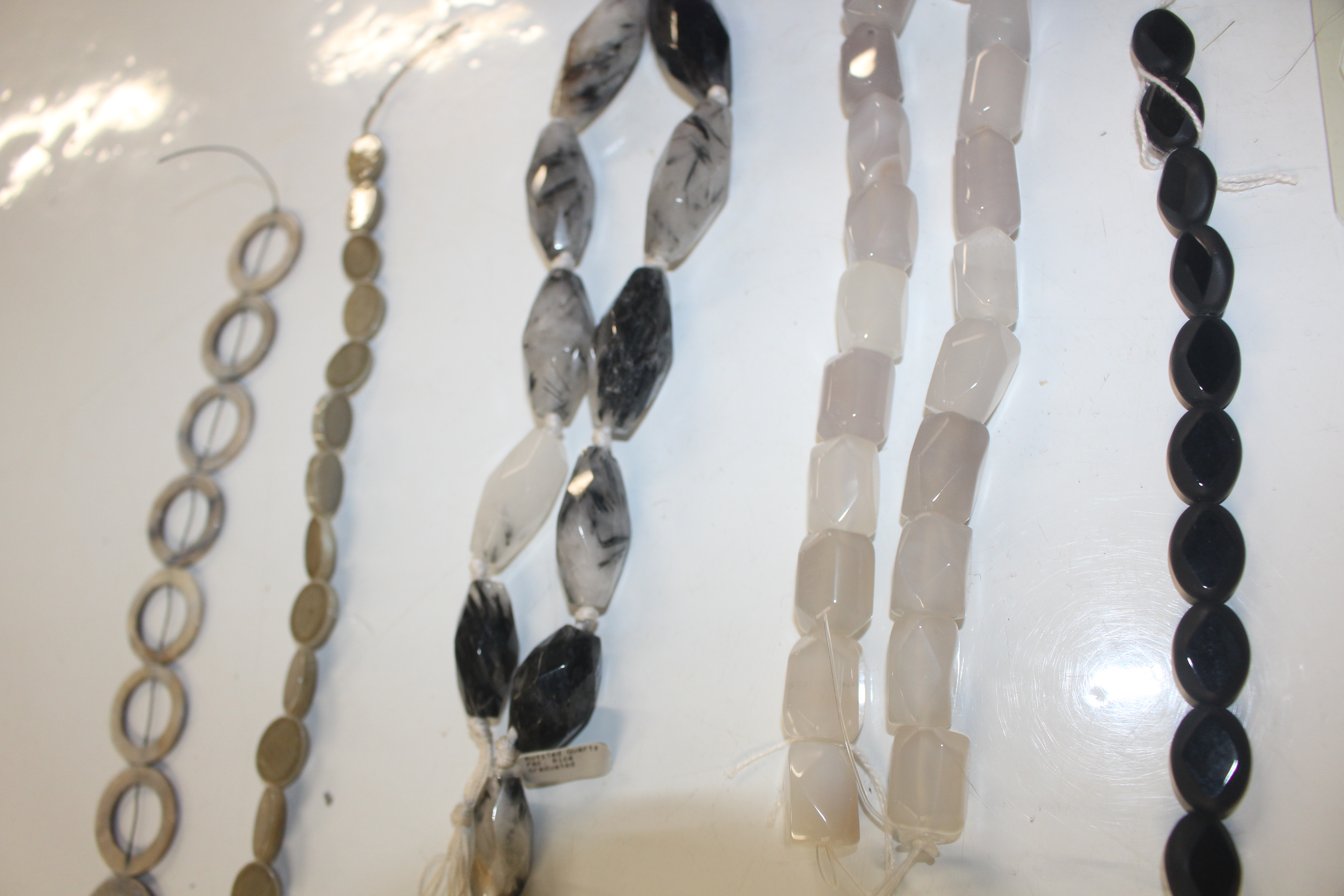 A large quantity of various beaded and white metal - Image 4 of 11