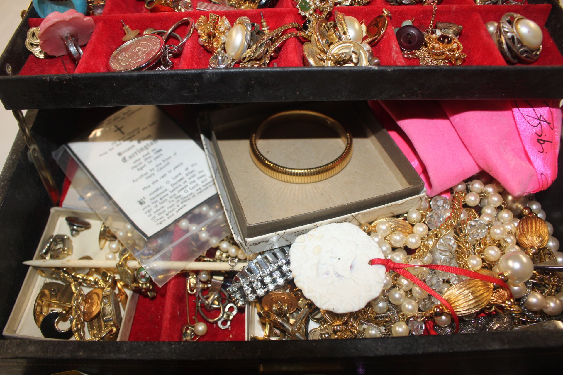 A jewellery box and contents of assorted costume j - Image 4 of 6