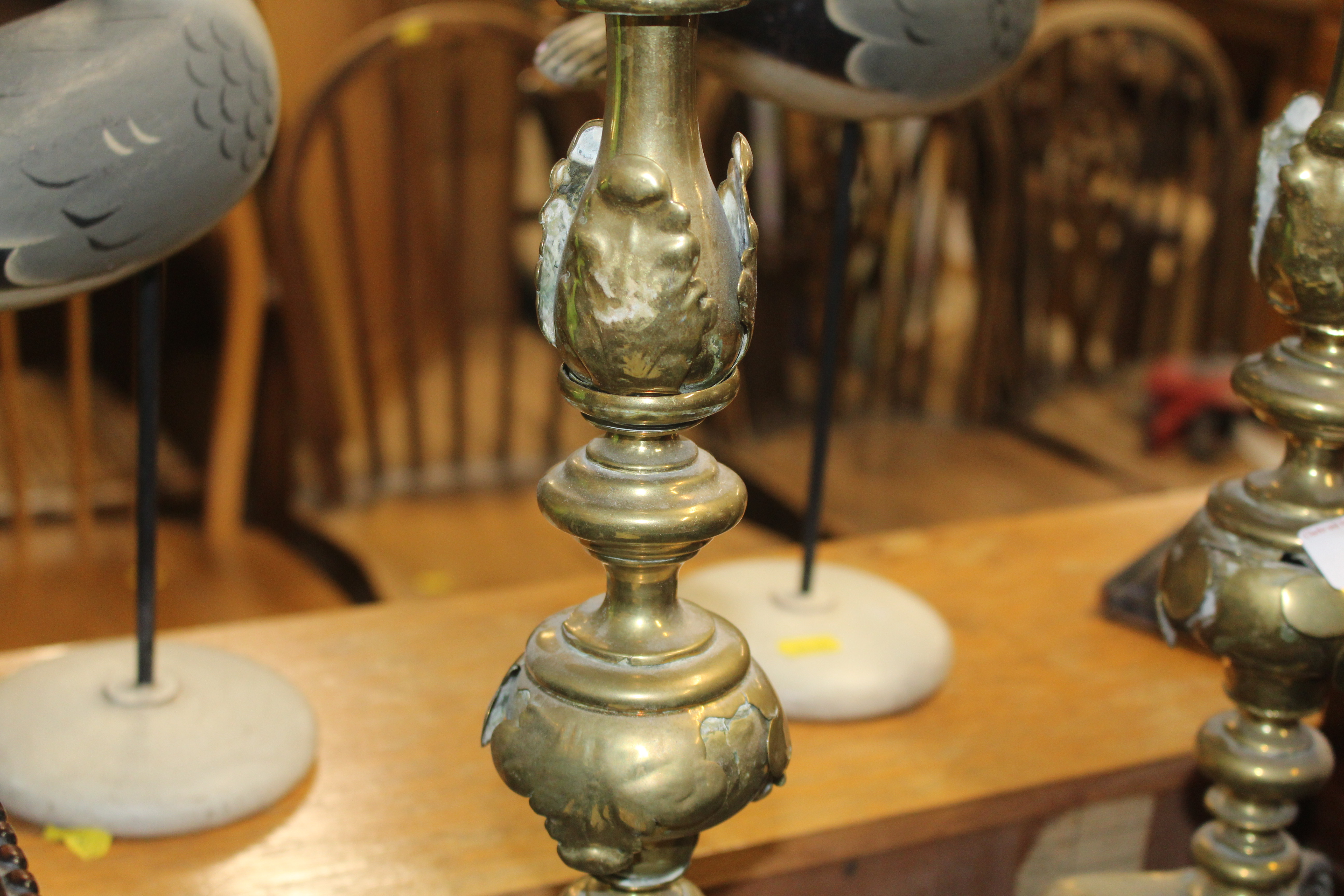 A pair of antique French brass candlesticks - Image 3 of 4