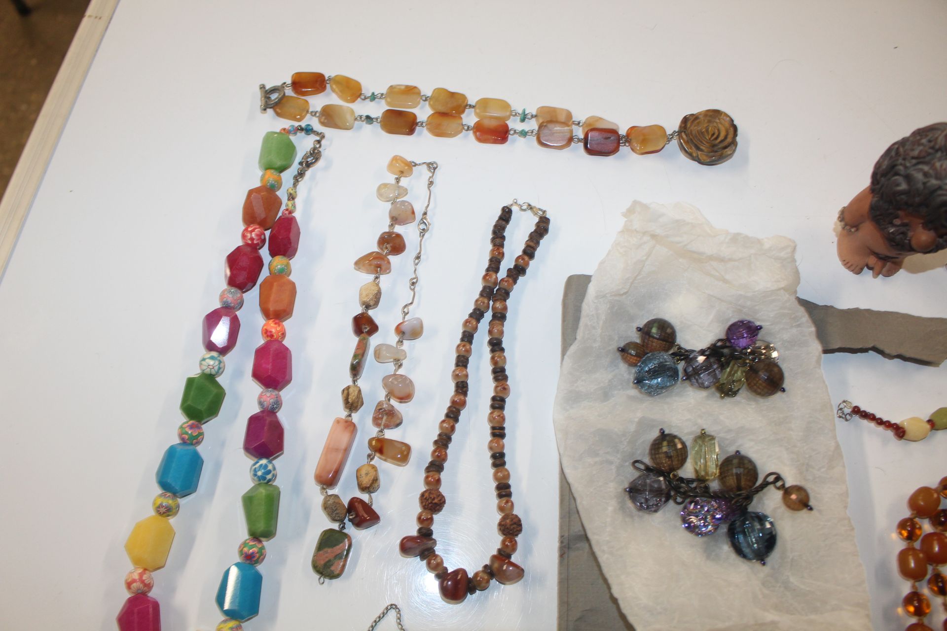 A box of various beaded jewellery - Image 2 of 18