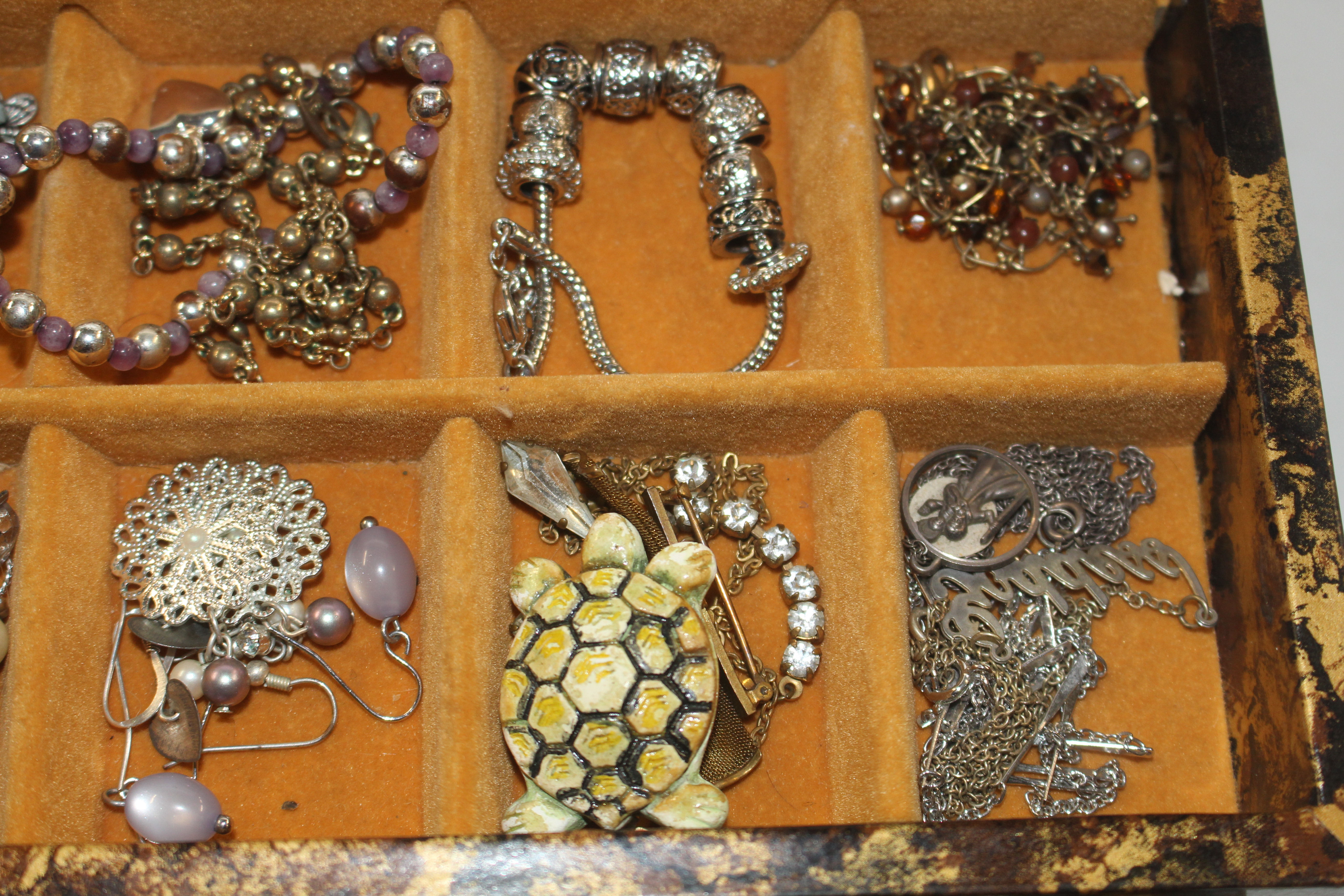 A jewellery box and contents of various costume je - Image 4 of 7