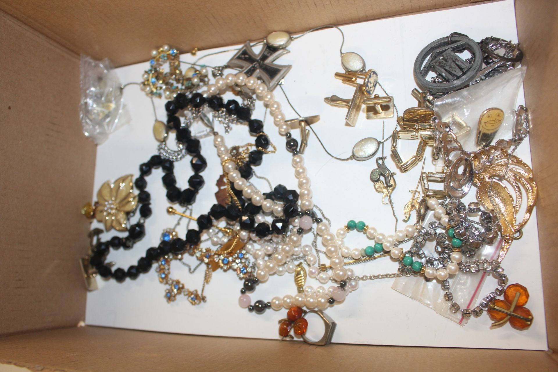 A box of various costume jewellery - Image 2 of 21