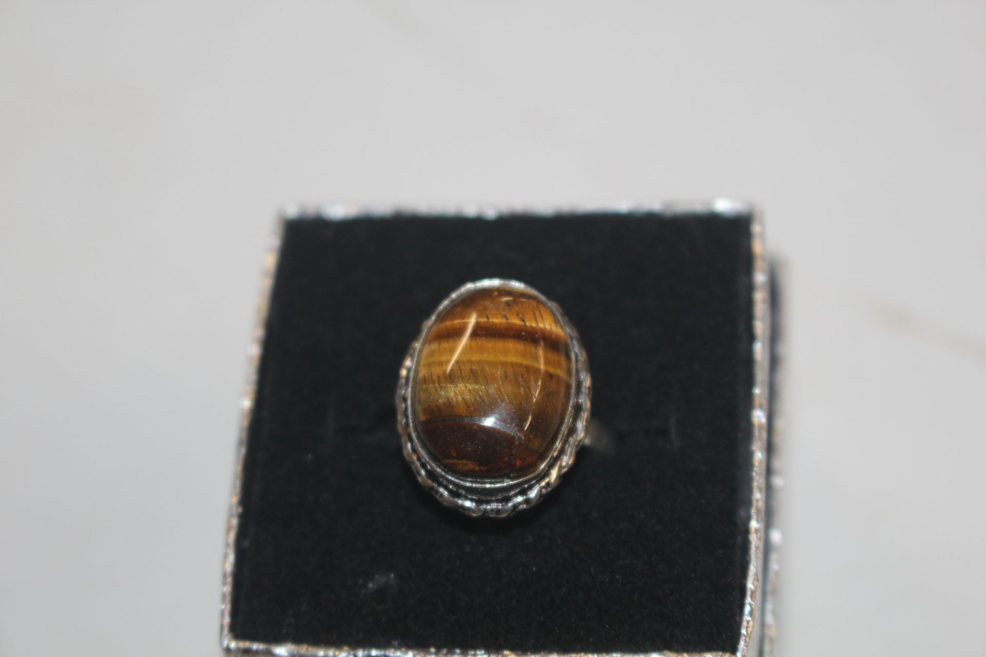 A white metal and tigers eye set ring - Image 2 of 2