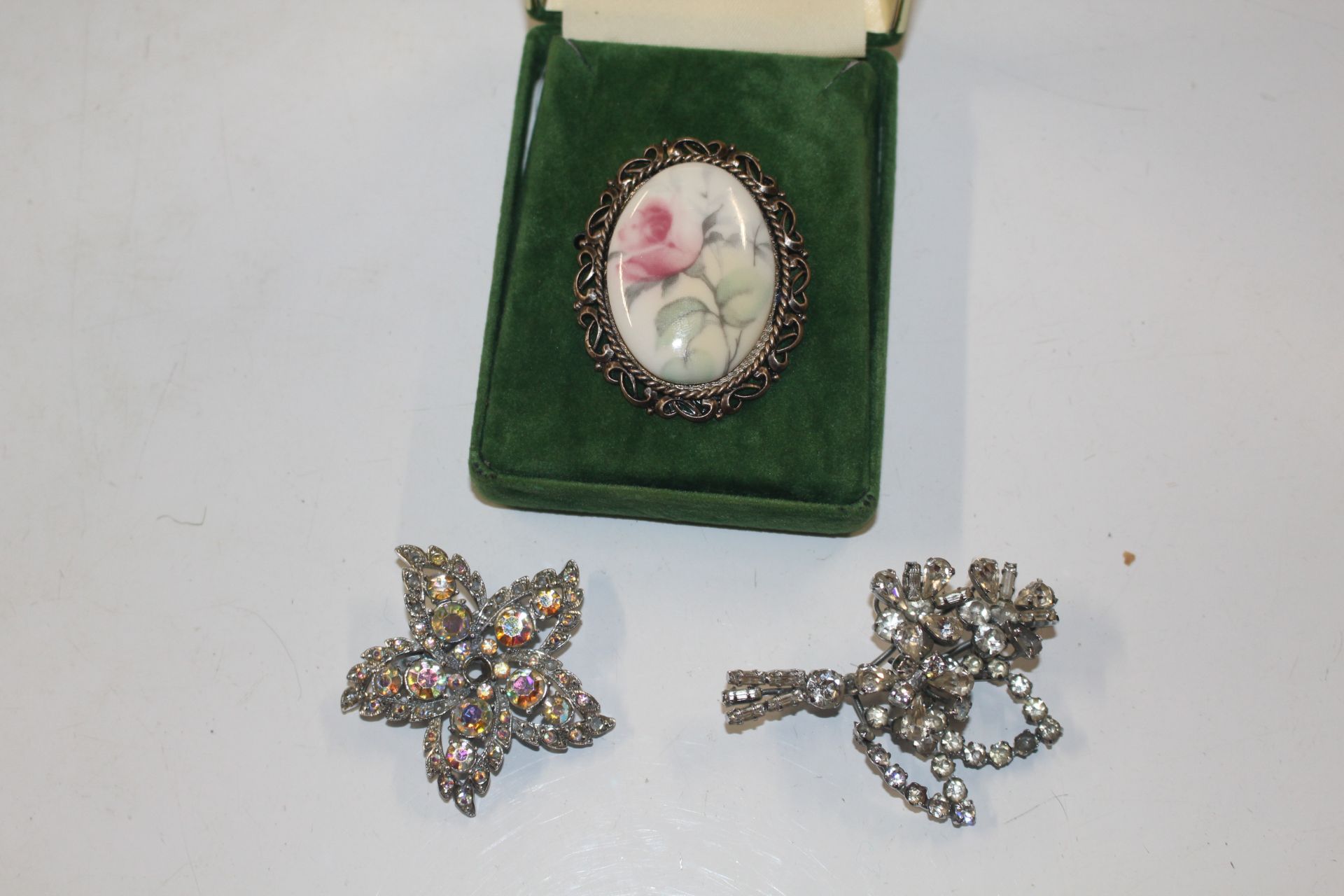A box of various costume jewellery - Image 5 of 21