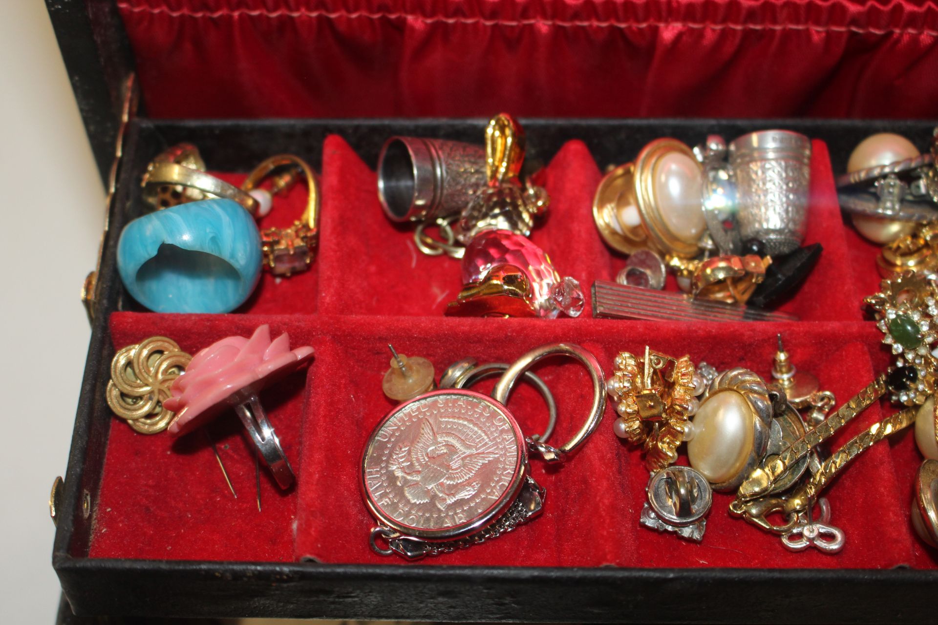 A jewellery box and contents of assorted costume j - Image 2 of 6