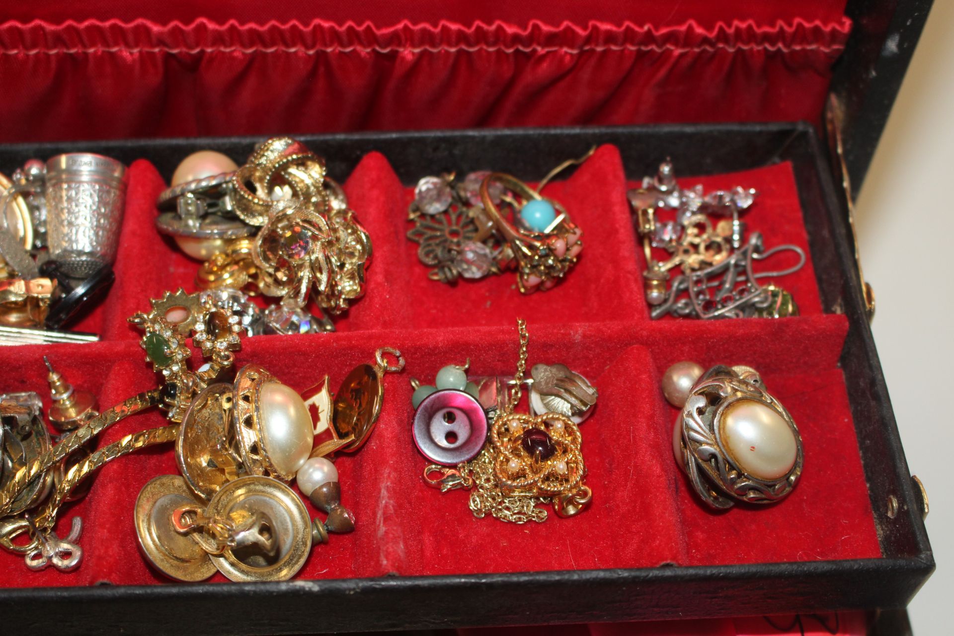 A jewellery box and contents of assorted costume j - Image 3 of 6