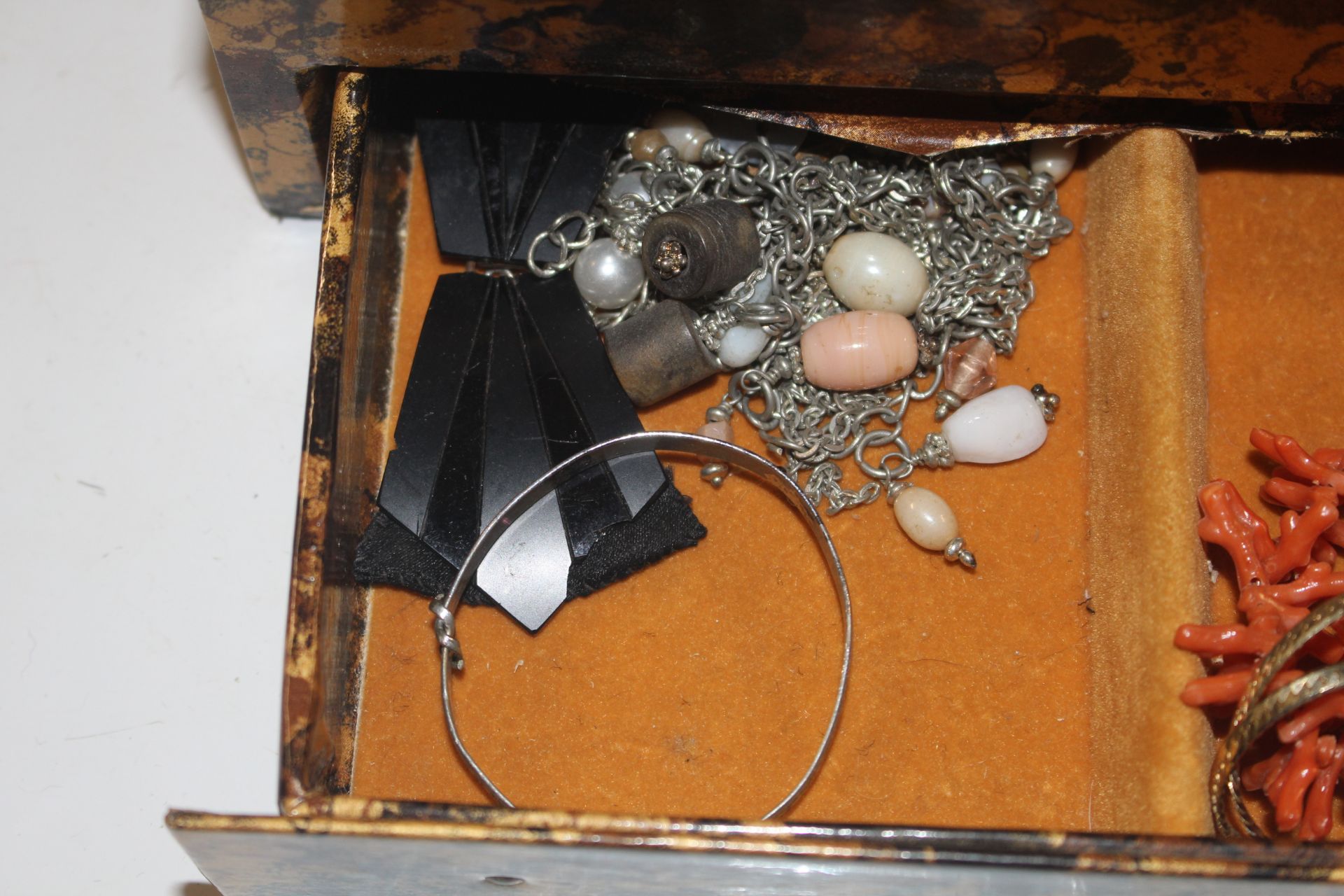 A jewellery box and contents of various costume je - Image 5 of 7