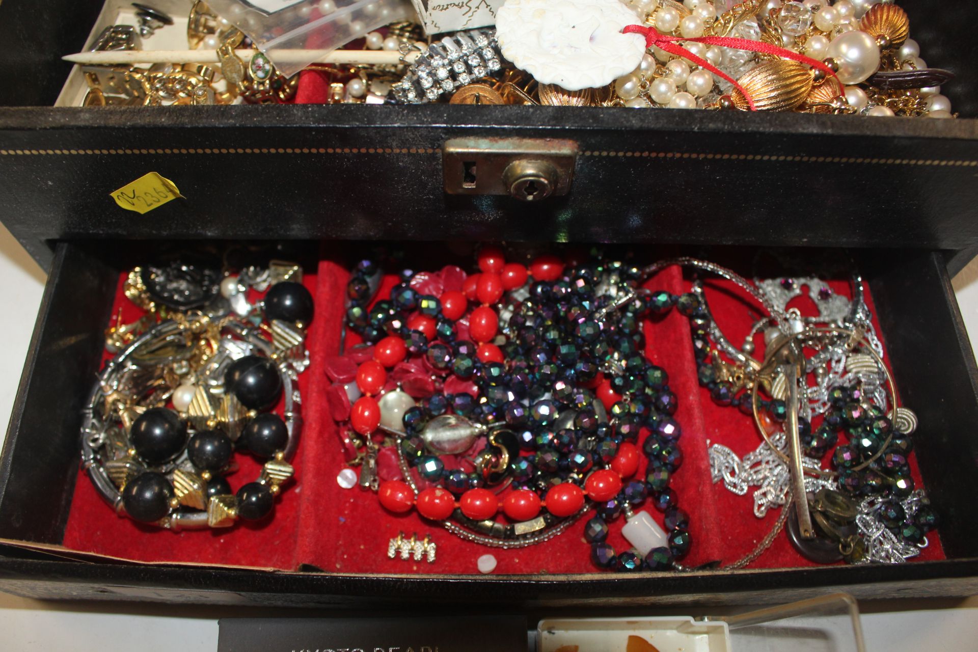 A jewellery box and contents of assorted costume j - Image 5 of 6