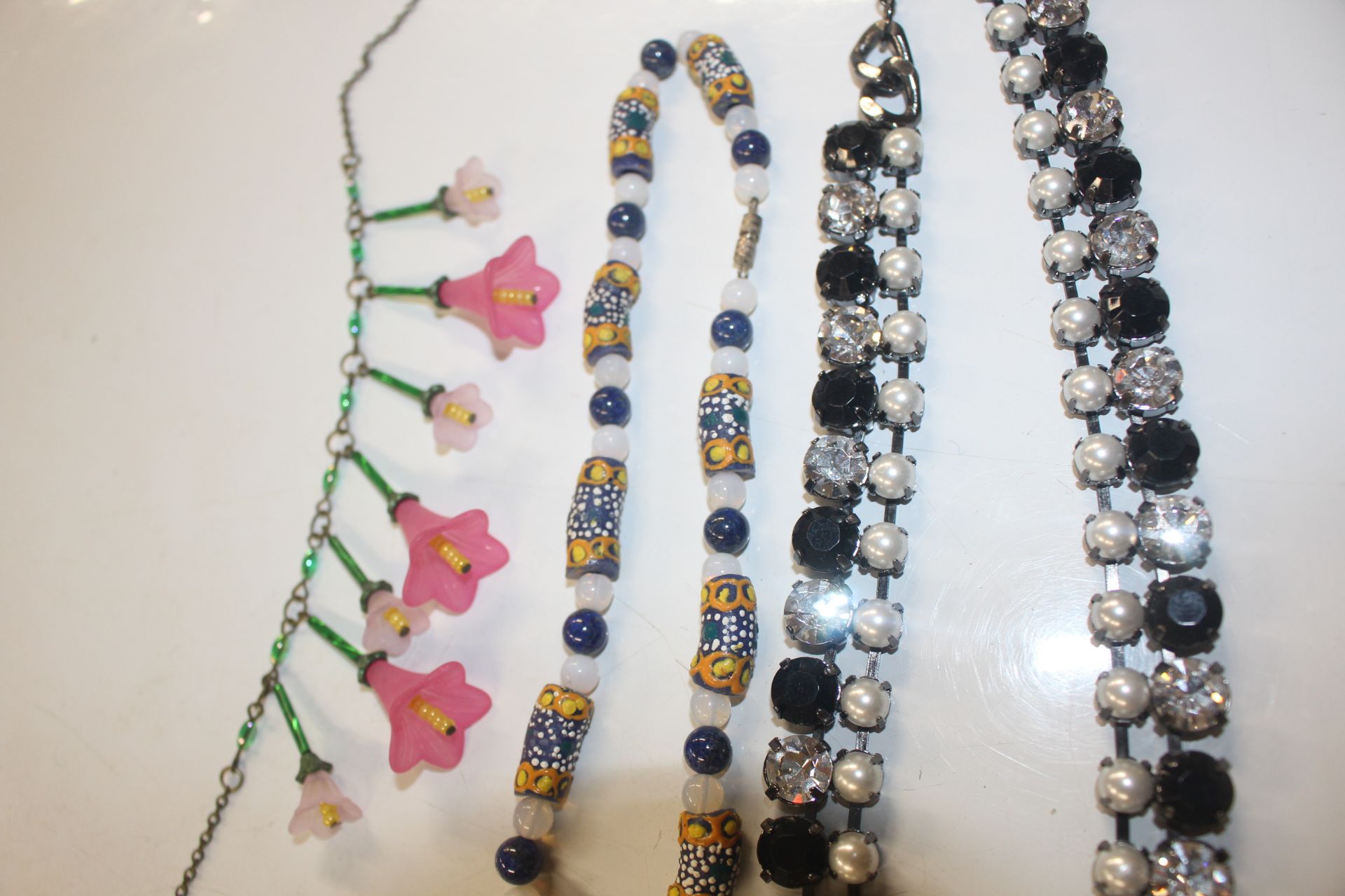 A box of various beaded jewellery - Image 12 of 18