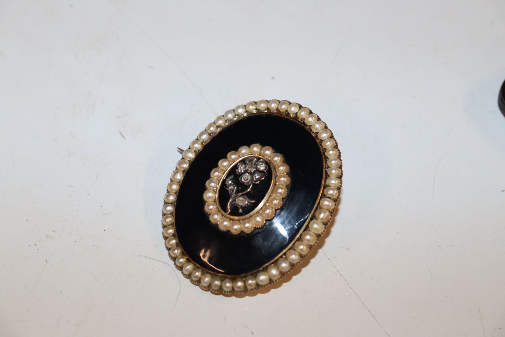 A yellow metal mourning brooch set with diamonds - Image 3 of 4