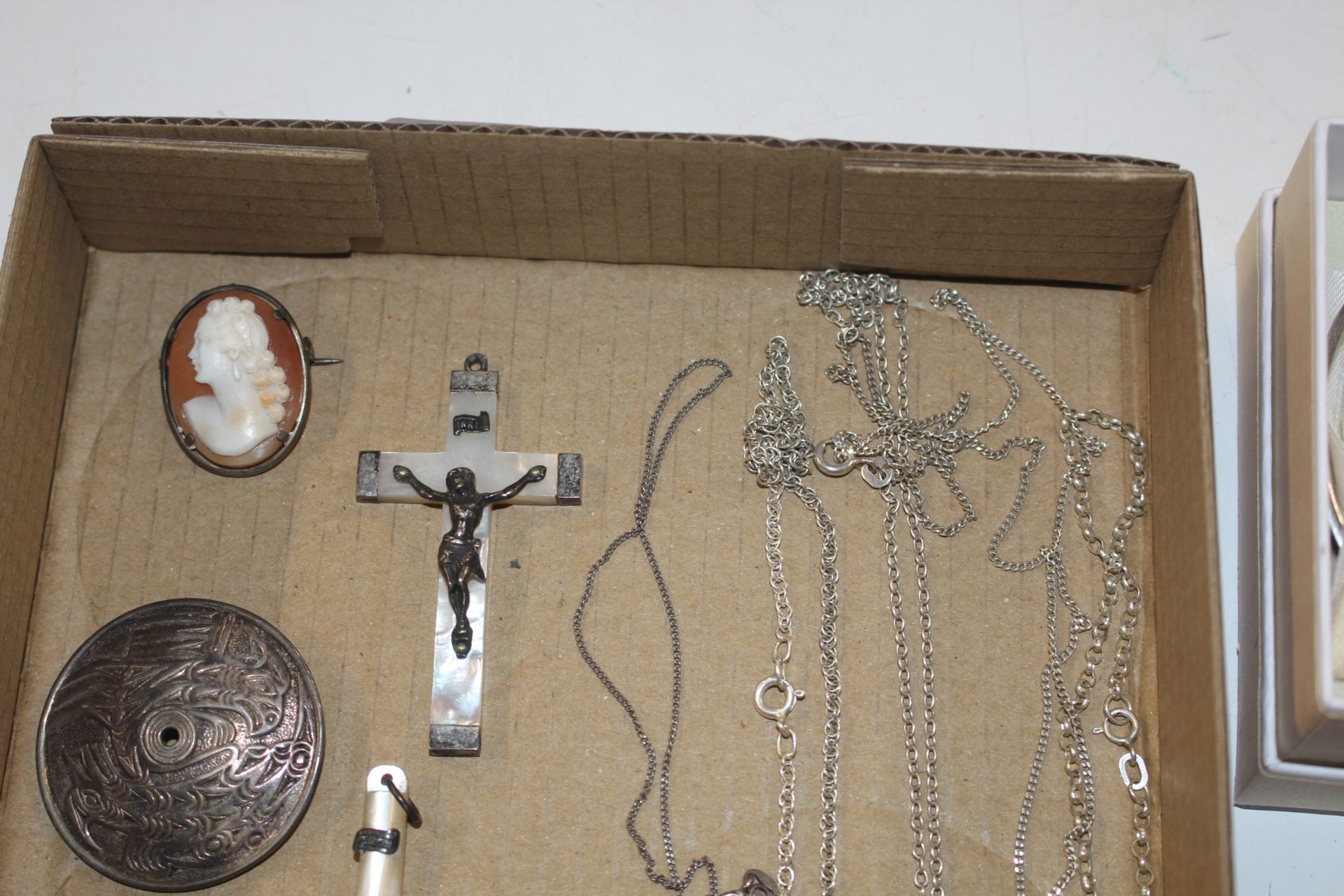 A box of mostly silver jewellery - Image 7 of 7