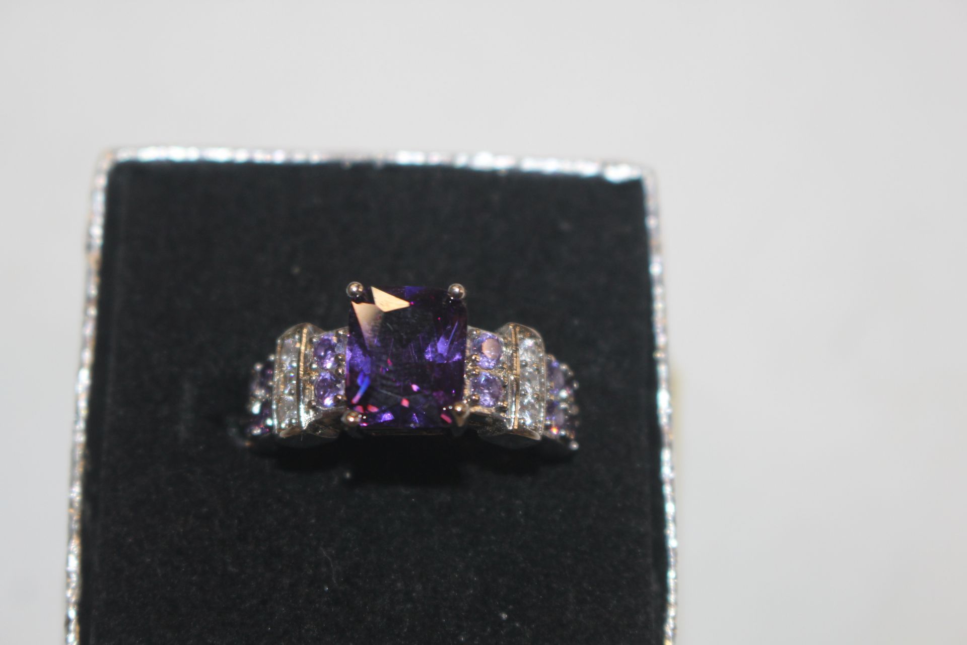 A purple and white stone set dress ring - Image 2 of 2
