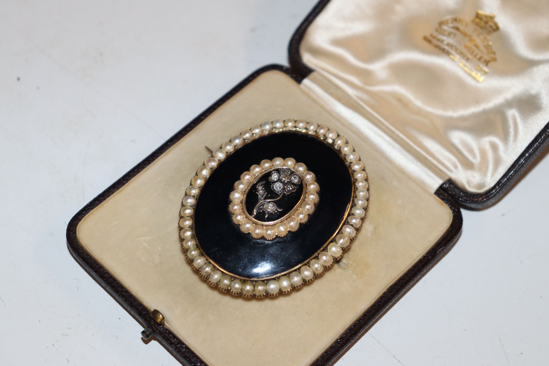 A yellow metal mourning brooch set with diamonds - Image 2 of 4